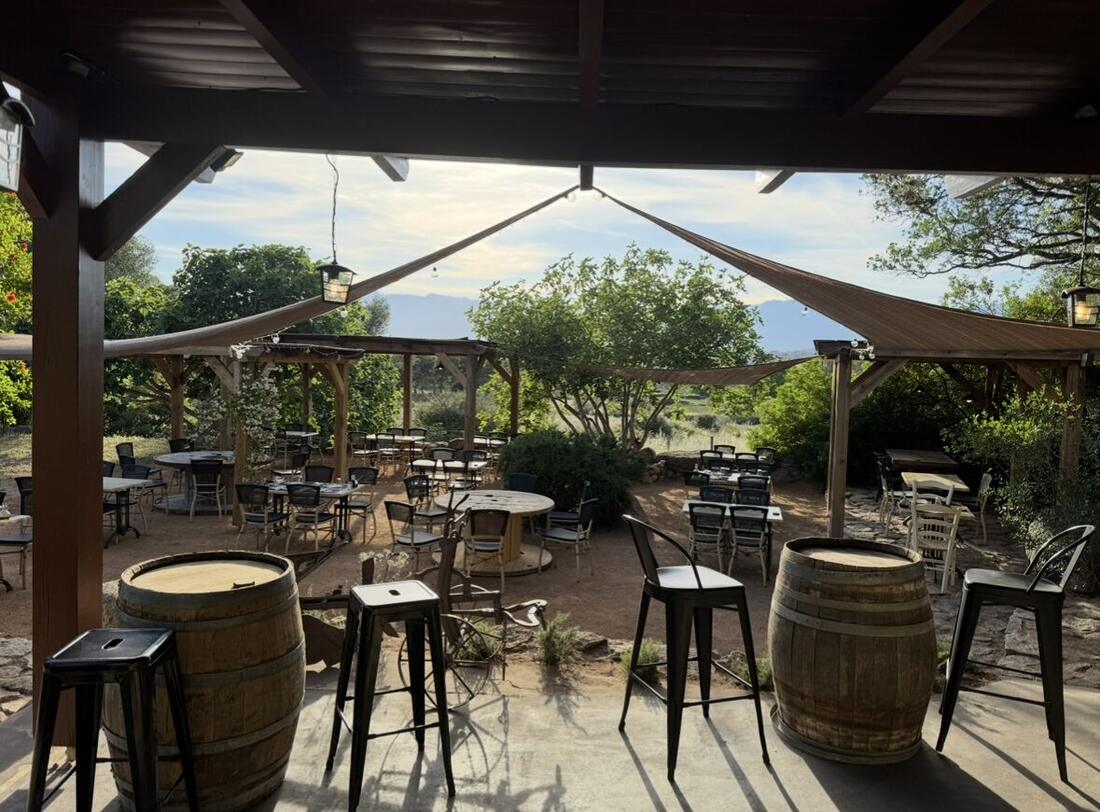 La terrasse ombragée et la vue sur les montagnes