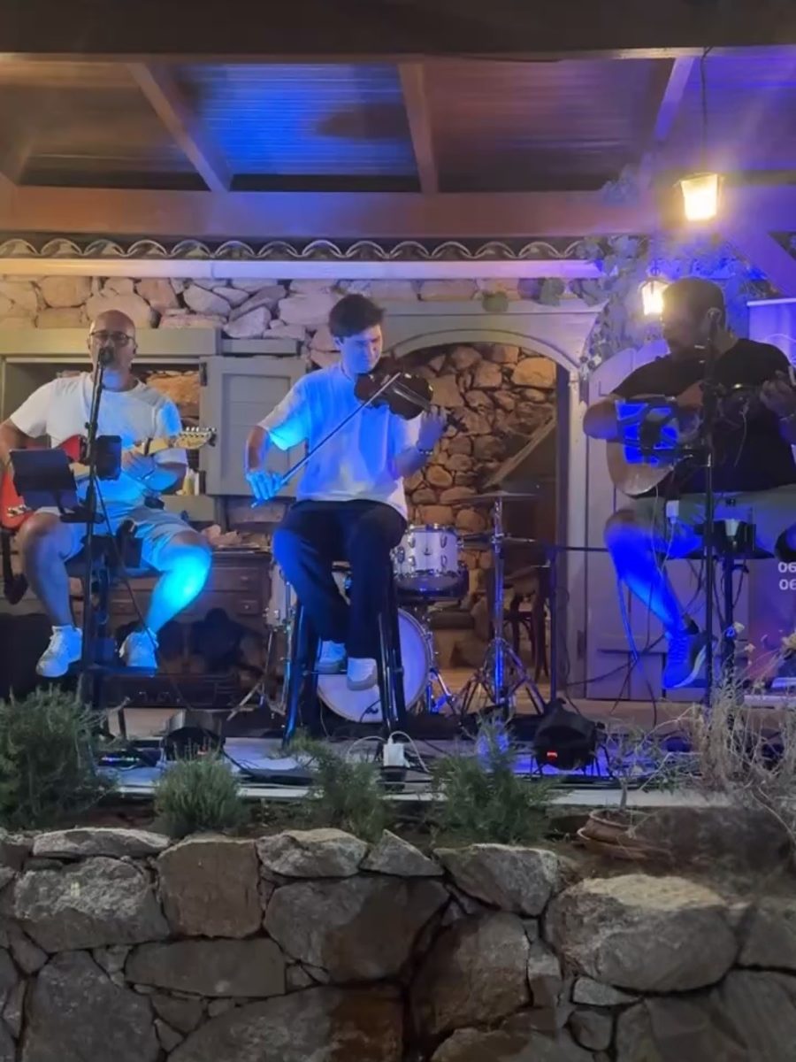 Musiciens en concert sur la terrasse de la bergerie, un mercredi soir