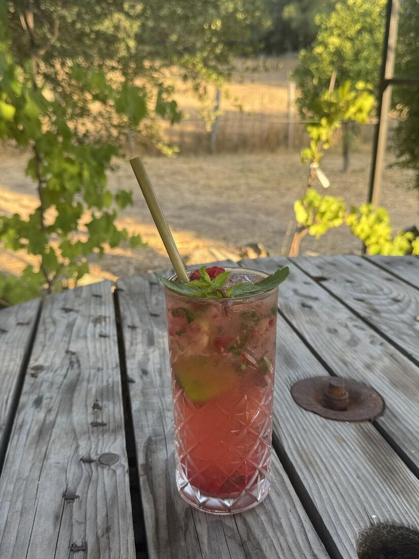 Un mojito à la framboise sur la terrasse